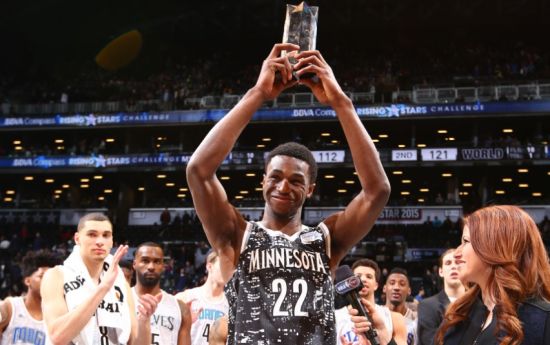 看着很难受！爱德华兹替补席手摸右肩面色痛苦 戴上护具（画面揪心：爱德华兹替补席捂右肩表情痛苦，随后佩戴护具）