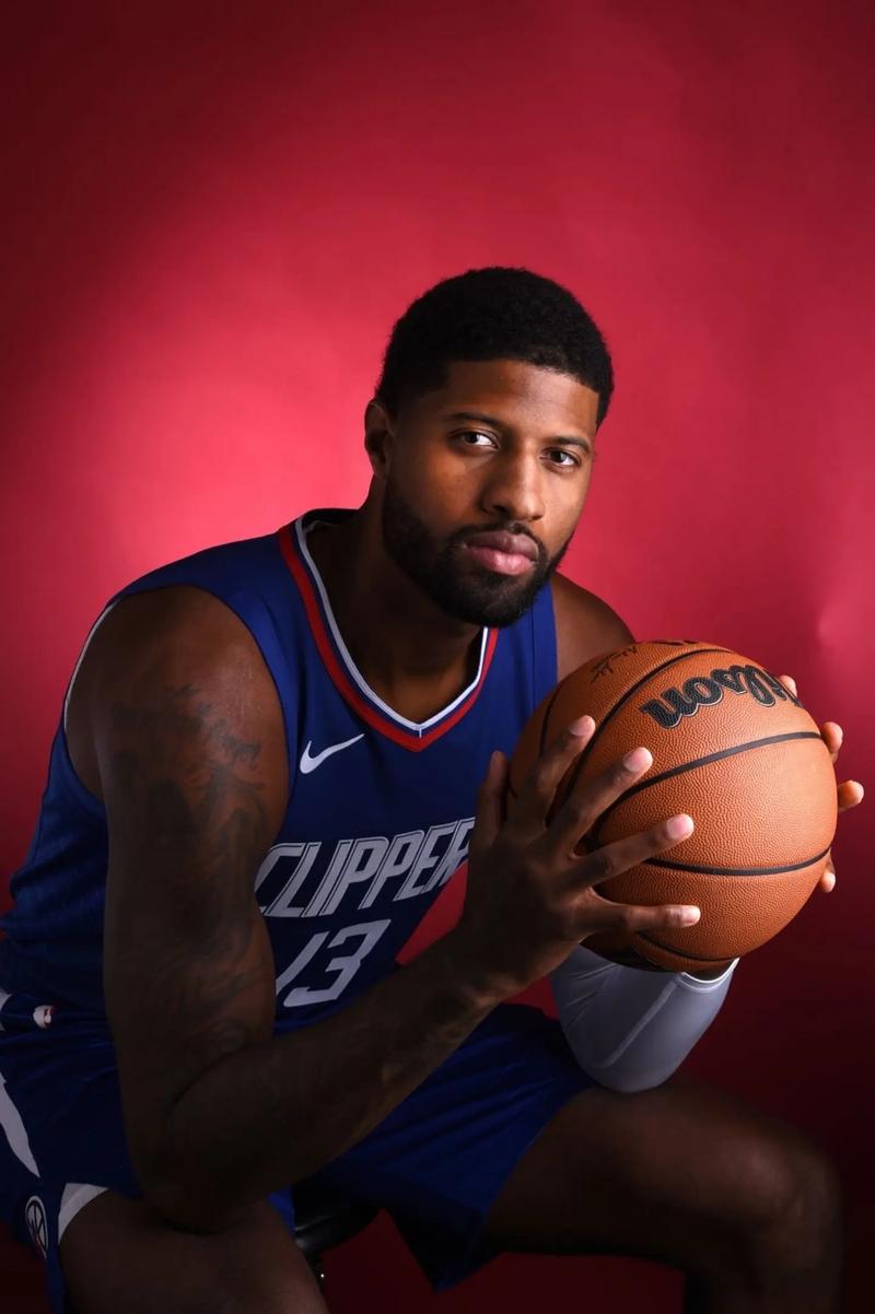 排面，泰州当地路牌上写着“苏超冠军城，泰州欢迎您”（泰州上演排面时刻：路牌打出“苏超冠军城，泰州欢迎您”）