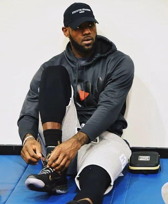 11球，巴萨是欧冠改制以来打入乌龙球最多的球队（欧冠改制以来，巴萨以11个乌龙球居首）