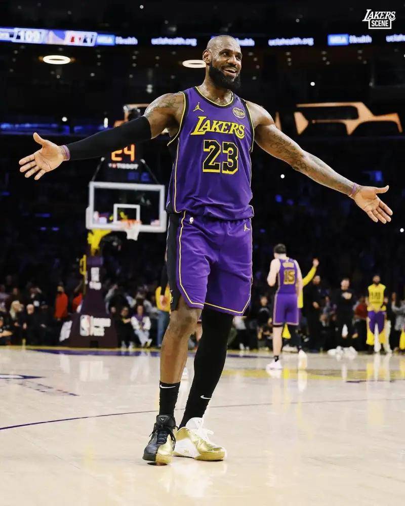 就在今天，12月8日凌晨！中超传来了青岛西海岸、武汉三镇和海港的新消息（12月8日凌晨，中超最新动态：青岛西海岸、武汉三镇与海港传来新进展）