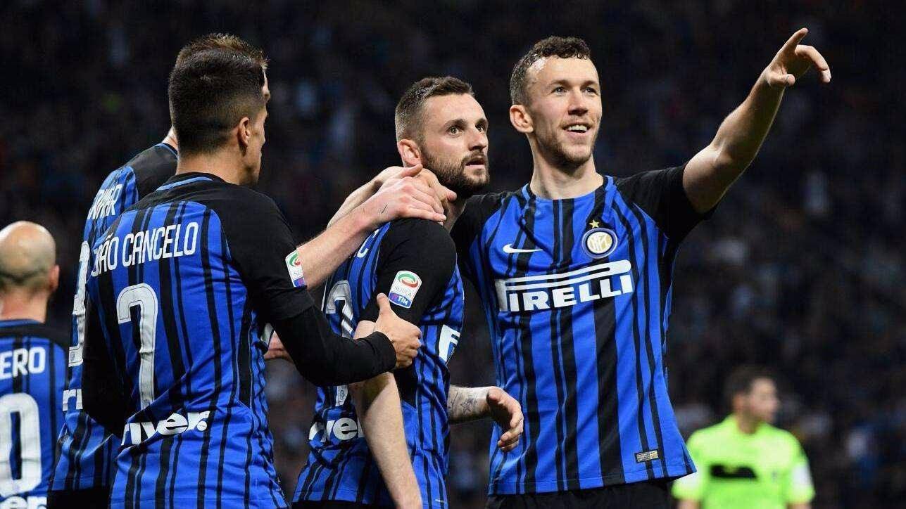 巴萨官方：受大雾影响，球队客战贝蒂斯的航班延误一小时（巴萨官宣：大雾致球队赴客战贝蒂斯航班延误一小时）