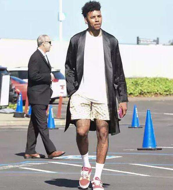 西媒：因提前将C罗替换下场，利雅得胜利主帅遭球迷猛批（西媒：提前换下C罗惹争议，利雅得胜利主帅遭球迷炮轰）