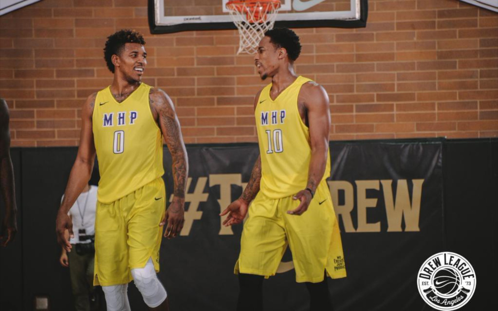 历史第三！文班亚马连续98场送出盖帽，仅逊尤因&穆托姆博（史上第三！文班亚马连续98场有封盖，仅次尤因与穆托姆博）